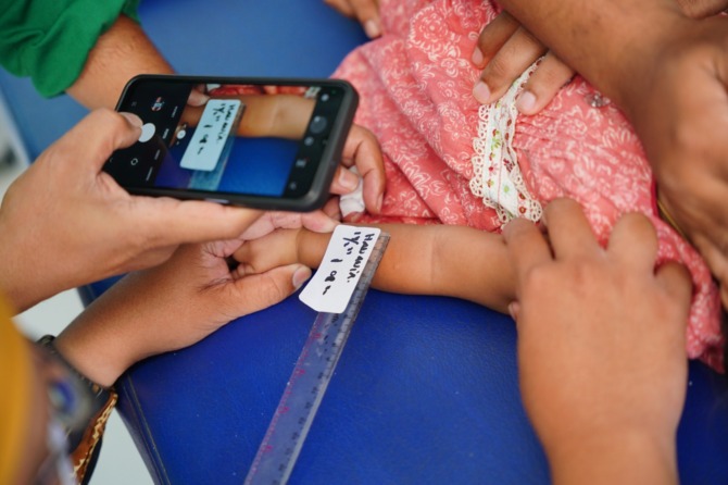DETEKSI DINI: Petugas dinkes PPKB saat melakukan skrining kepada sasaran kontak erat kemarin. (BAGAS BIMANTARA/JAWA POS RADAR MADIUN)