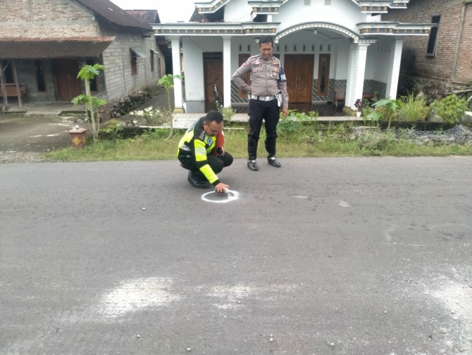 TKP: Polisi menggelar olah tempat kejadian perkara (TKP) di lokasi kecelakaan laka lantas di Jalan Raya Lembeyan–Ponorogo. (POLRES MAGETAN UNTUK JAWA POS RADAR MAGETAN)