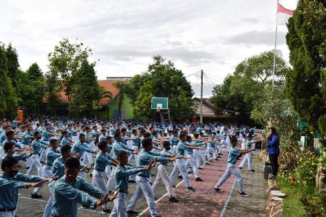 MIRIP TARIAN: Seluruh siswa SMP di Kota Madiun melakukan senam seni IPSI beberapa waktu lalu. (ISTIMEWA)