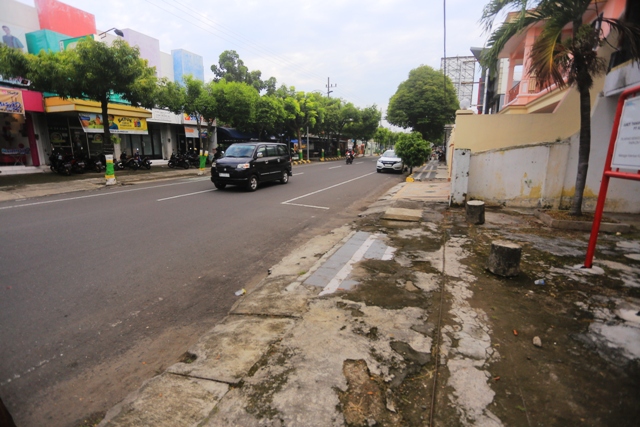 TIDAK LAYAK: Kondisi trotoar di Jalan dr Soetomo kemarin (13/12). Tahun ini akan direvitaslisasi seperti di sejumlah lokasi lain. (BAGAS BIMANTARA/JAWA POS RADAR MADIUN)
