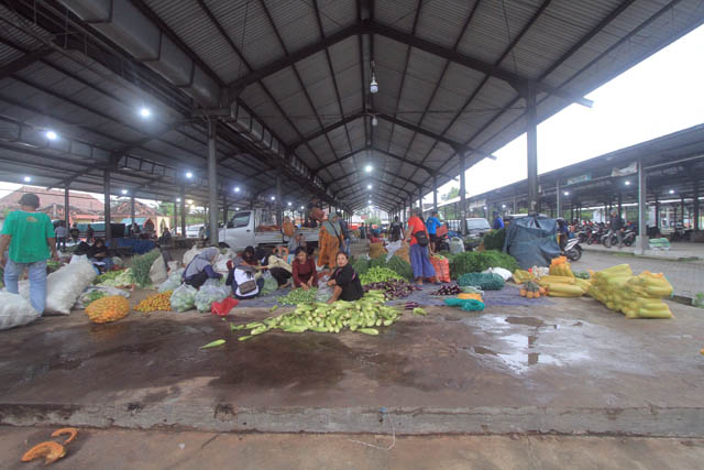 PASAR RELOKASI: Kawasan perniagaan di Jalan Dr Cipto Mangunkusumo itu untuk meningkatkan pendapatan. (AJI PUTRA/JAWA POS RADAR PONOROGO)