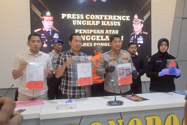 PENIPUAN: Tersangka ditangkap setelah dilaporkan menilap duit pembelian truk. (AJI PUTRA/JAWA POS RADAR PONOROGO)