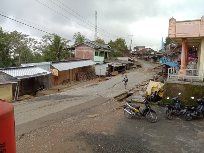 BENCANA: Kondisi jalan alternatif Pacitan-Ponorogo ambles dan empat ruko di Pasar Montongan rusak terdampak tanah gerak. (POLSEK TULAKAN UNTUK RADAR PACITAN)