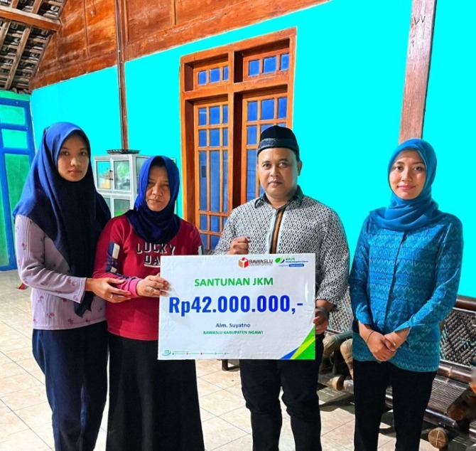 TERLINDUNGI: Parwakilan dari BPJamsostek Madiun saat menyerahkan JKM kepada ahli waris Suyatno. (ISTIMEWA)