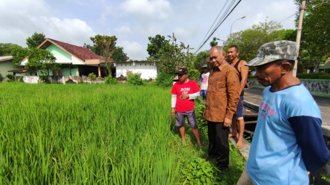 PRO BURUH TANI: Agus Raharjo menyambangi gapoktan Makmur Desa Grudo Ngawi untuk jaring aspirasi. (SATRIO JATI WASKITO/JAWA POS RADAR NGAWI)