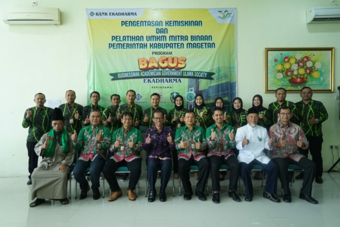 SINERGI: Dirut Bank Ekadharma Bhinaraharja, Magetan, Muhammad Nuf Bernadin, empat dari kanan, dan Bupati Suprawoto seusai acara launching program BAGUS. (ERIC WIBOWO/JAWA POS RADAR MAGETAN)