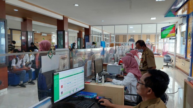 PERSIAPAN PEMILU: Suasana loket pelayanan Dispendukcapil Kabupaten Madiun di Mal Pelayanan Publik kemarin. (DIAN RAHAYU/JAWA POS RADAR CARUBAN)