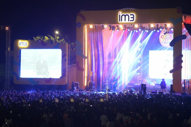 SUKSES: Collabonation Tour yang digelar Indosat IM3 berhasil menyatukan semua lapisan masyarakat lewat musik di Stadion Wilis Madiun, Kamis malam (2/2). (BAGAS BIMANTARA/JAWA POS RADAR MADIUN)