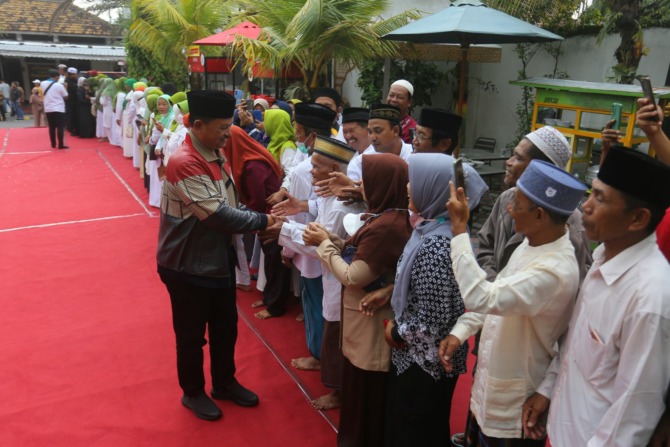 MARHABAN: Wali Kota Madiun Maidi tiba di Pondok Pesantren Abi Bahrun, Nambangan Lor, usai melaksanakan ibadah umrah kemarin (10/2). (BAGAS BIMANTARA/JAWA POS RADAR MADIUN)