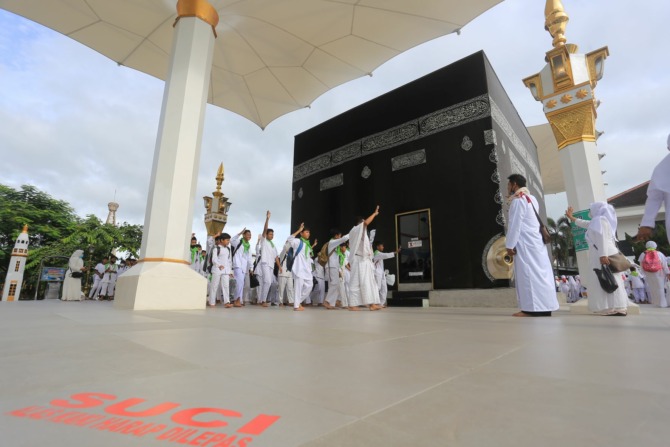 JEMAAH CILIK: Ratusan siswa SD di Kota Madiun mengikuti manasik haji dan umrah di kawasan Pahlawan Religi Center. (BAGAS BIMANTARA/RADAR MADIUN)