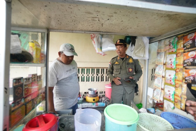 PEMBINAAN: Petugas gabungan satpol PP, disdag, TNI-Polri,  menertibkan PKL yang melanggar aturan belum lama ini. (BAGAS BIMANTARA/JAWA POS RADAR MADIUN)