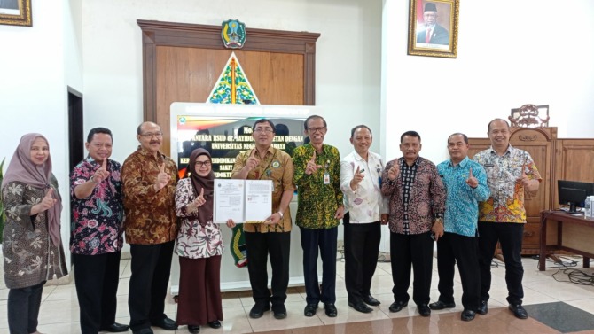 SIMBIOSIS MUTUALISME: Wakil Rektor IV Unesa Siti Nur Azizah, Direktur RSUD dr Sayidiman Rochmad Santoso, dan Bupati Magetan foto bersama usai penandatanganan MoU kemarin. (ERIC WIBOWO/JAWA POS RADAR MAGETAN)