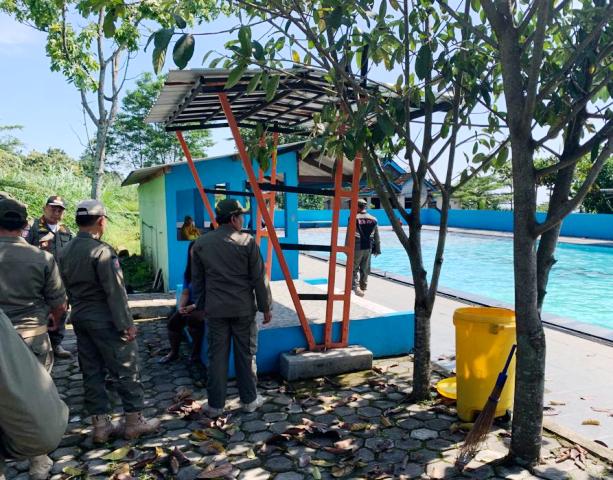 PREVENTIF: Petugas Satpol PP dan Damkar Magetan mengecek protokol keamanan objek wisata kolam renang menjelang Ramadan. (SATPOL PP UNTUK JAWA POS RADAR MAGETAN)
