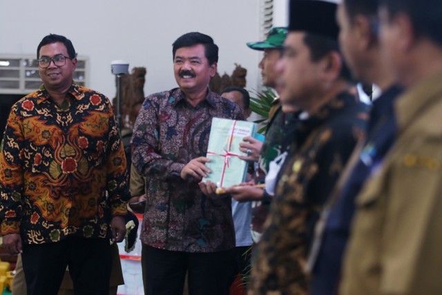 SIMBOLIS: Menteri ATR/Kepala BPN Hadi Tjahjanto menyerahkan ribuan sertifikat ke Pemkab Madiun di Pendapo Muda Graha kemarin (28/3). (R. BAGUS RAHADI/JAWA POS RADAR MADIUN)