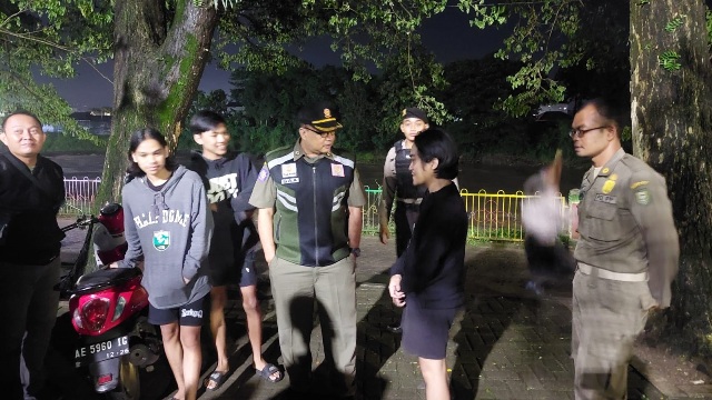 KONANGAN: Petugas gabungan satpol PP, TNI, Polri dan isntansi lain menemukan  sekelompok remaja membawa minuman keras di Taman Bantaran kemarin dini hari (28/3). (SATPOL PP UNTUK JAWA POS RADAR MADIUN)