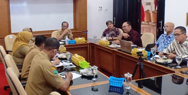 DISKUSI: Pemkab Magetan mengkaji tawaran tim ahli Semarang terkait revitalisasi pasar desa melalui skema swakelola. (APRILITA SARI/JAWA POS RADAR MAGETAN)