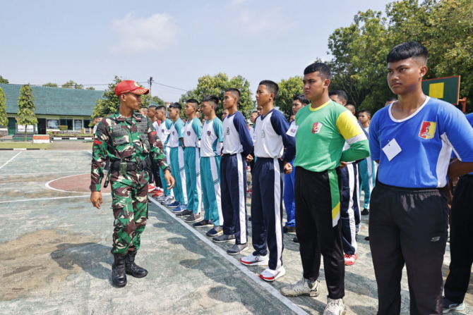 DIBUKA: Seleksi calon anggota paskibra digelar  lapangan Batalyon Infanteri Para Raider 501/Bajra Yudha Kota Madiun. (BAGAS BIMANTAR/JAWA POS RADAR MADIUN)