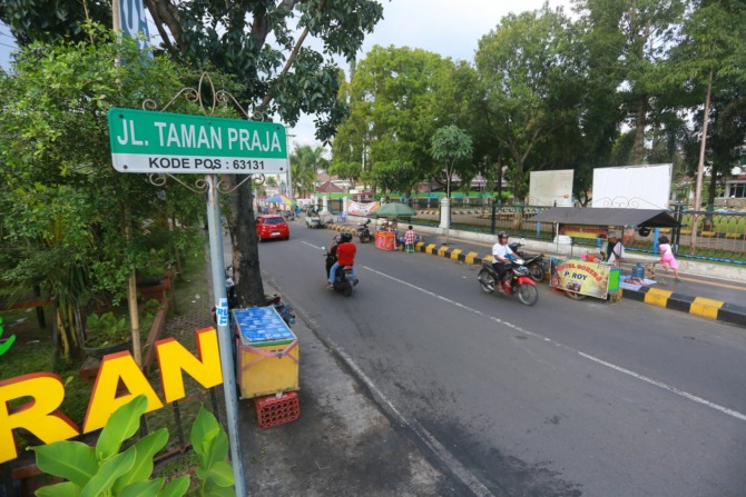 DIASPAL ULANG: Ruas Jalan Taman Praja masuk paket proyek pemeliharaan jalan Pemkot Madiun tahun ini. (BAGAS BIMANTARA/JAWA POS RADAR MADIUN)