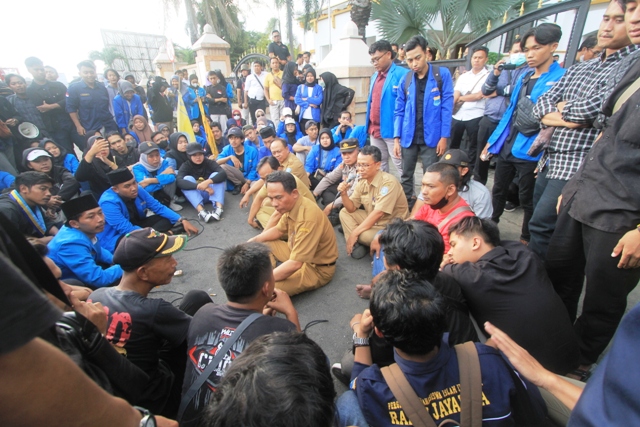 SAMPAIKAN ASPIRASI: Mahasiswa berdialog dengan Kepala Bappeda Litbang Agus Sugiarto dan Kepala DLH Gulang Winarno di depan kantor Pemkab Ponorogo. (AJI PUTRA/JAWA POS RADAR PONOROGO)