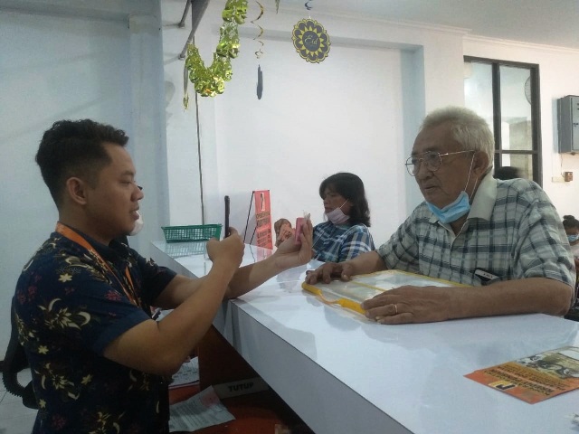 AMBIL BLT: Salah seorang warga saat mengambil BLT di kantor pos kemarin. (RAHMA DWI LESTARI/JAWA POS RADAR MADIUN)