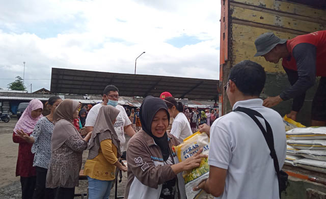 Ilustrasi foto : Disperindag Magetan bersama Bulog Ponorogo saat menggelar operasi pasar beras murah beberapa waktu lalu. (Dokumen/DOK. JAWA POS RADAR MAGETAN)