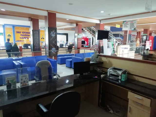 BELUM MAKSIMAL: Sejumlah instansi yang membuka pelayanan di MPP Kabupaten Madiun memberikan pelayanan full pada hari kerja. (DENI KURNIAWAN/JAWA POS RADAR CARUBAN)