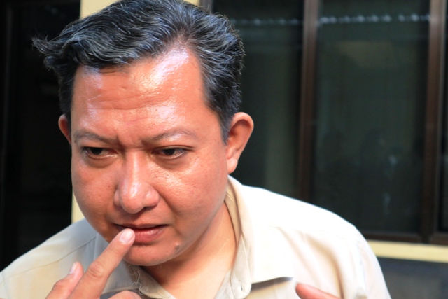 LEBAM: Fahmi menunjukan luka yang dialami usai mendapat pukulan rekan pengacara saat persidangan. (SUGENG DWI N./JAWA POS RADAR PACITAN)