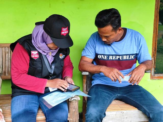 Ilustrasi foto : Pantarlih salah satu desa di Ngawi mengecek identitas salah seorang warga saat melaksanakan coklit beberapa waktu lalu. (Dokumen)