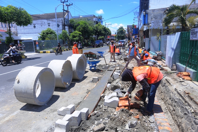 START: Trotoar pedestrian sisi barat di Jalan dr Soetomo dibongkar. (BAGAS BIMANTARA/JAWA POS RADAR MADIUN)
