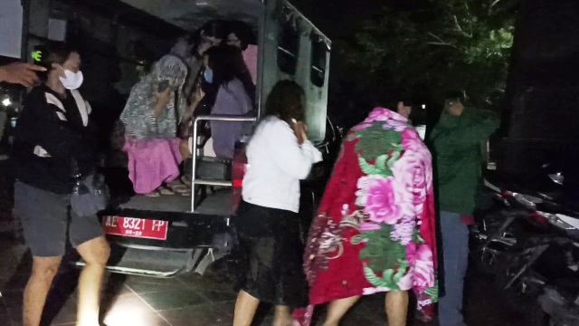 OPERASI PEKAT: Belasan WPS terjaring razia petugas gabungan di Pasar Muneng, Pilangkenceng, dini hari kemarin (16/3). (ISTIMEWA)