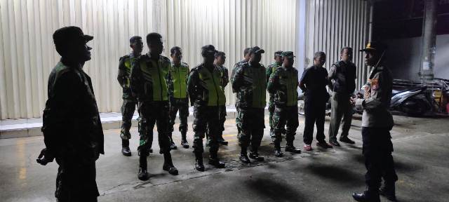 RAWAN BENTROK: Anggota Koramil dan Polsek Pacitan mengamankan kegiatan rontek gugah sahur di wilayah hukum mereka pada Minggu (26/3) dini hari. (POLSEK PACITAN UNTUK RADAR PACITAN)