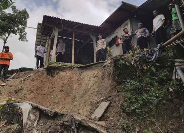 TERDAMPAK: Fondasi masjid di Parang dan talud rumah di Poncol terimbas longsor. (BPBD FOR JAWA POS RADAR MAGETAN)