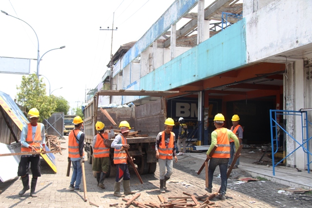 TINJAU PROYEK MPP: Tim DPUPR Ngawi mengecek aktivitas pembongkaran atap dan interior bangunan bekas Plaza Ngawi kemarin. (ASEP SYAEFUL BACHRI/JAWA POS RADAR NGAWI)
