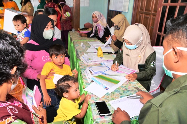 TIMBANG: Kegiatan bulan timbang diselenggarakan bulan lalu secara serentak di seluruh wilayah Kabupaten Madiun. (PROKOPIM FOR JAWA POS RADAR CARUBAN)