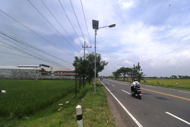 STRATEGIS: Lahan di kawasan exit tol menjadi primadona para investor yang hendak menanm modal di Kabupaten Madiun. (R. BAGUS RAHADI/JAWA POS RADAR MADIUN)