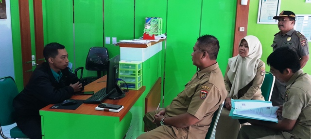 CEK LEGALITAS : Kepala Dinkop UKM Ngawi Harsoyo memimpin inspeksi koperasi bodong kemarin. (ASEP SYAEFUL BACHRI/JAWA POS RADAR NGAWI)
