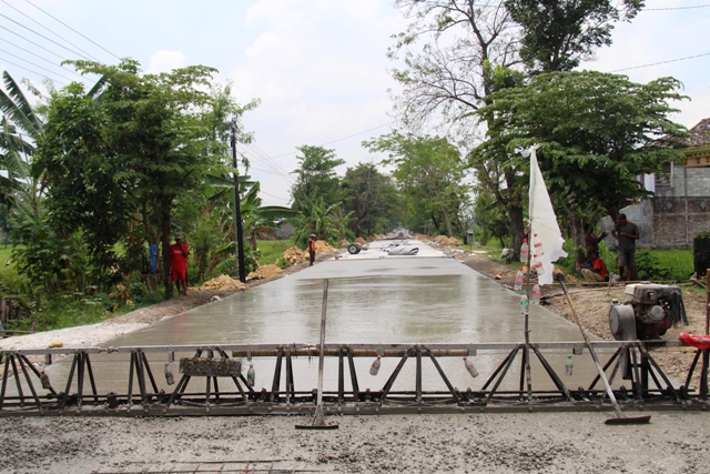 PERINTAH PUSAT: Ditjen Bina Marga Kementerian PUPR mewanti-wanti agar pembangunan jalan dan jembatan disesuaikan spesifikasi umum. (ASEP SYAEFUL BACHRI/JAWA POS RADAR NGAWI)
