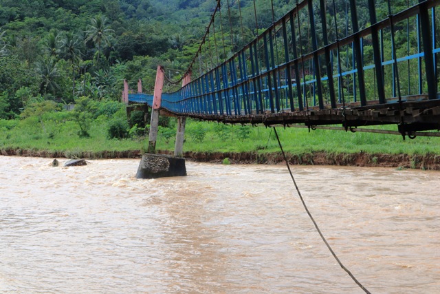 BERBAHAYA: Jembatan gantung di Desa Mangunharjo, Kecamatan Arjosari ditutup karena salah satu tiang pancangnya doyong. (SUGENG DWI N/RADAR PACITAN)