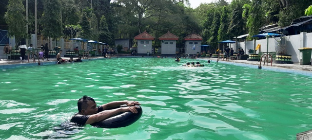 PENGEMBANGAN: Disparpora Ngawi berencana mengubah tampilan kolam renang Taman Tawun agar berstandar nasional. (ASEP SYAEFUL BACHRI/DOK. JAWA POS RADAR NGAWI)