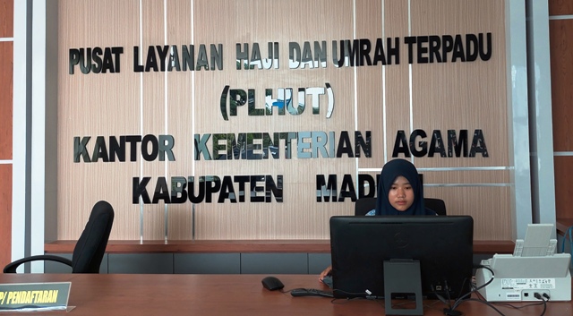 NORMAL KEMBALI: Pelayanan di loket PLHUT Kantor Kemenag Kabupaten Madiun kemarin (3/3). (DIAN RAHAYU/JAWA POS RADAR CARUBAN)