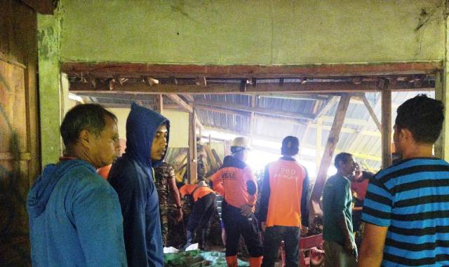 PENANGANAN: BPBD Ngawi mengeevakuasi tanah longsor di empat titik di Kecamatan Sine kemarin. (BPBD NGAWI UNTUK JAWA POS RADAR NGAWI)