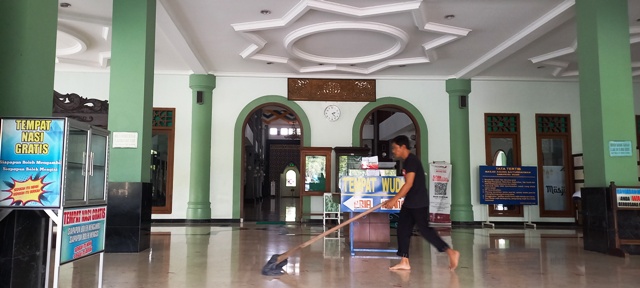 PEDULI: Baznas Ngawi berencana menyantuni ratusan marbot masjid secara bertahap mulai tahun ini. (ASEP SYAEFUL BACHRI/JAWA POS RADAR NGAWI)