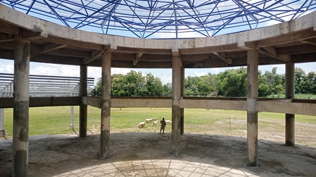 ON THE TRACK: Unesa mengklaim progres pembangunan gedung kampus cabang di Magetan mencapai 40 persen. (NUR CAHYONO/JAWA POS RADAR MAGETAN)