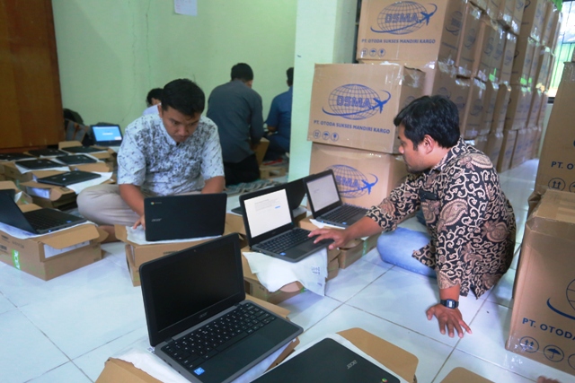 EKSTRAKERAS: Tim Politeknik Negeri Madiun mengecek laptop program pengadaan pemkot di kantor Dindik Kota Madiun Jumat (10/3) lalu. (BAGAS BIMANTARA/JAWA POS RADAR MADIUN)