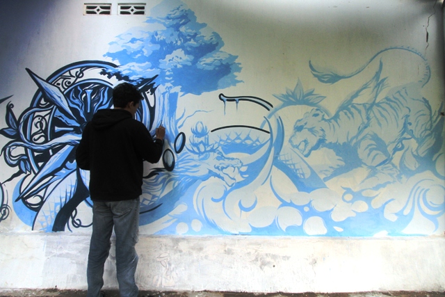 SENTIMENTIL: Enam seniman dari Cokro Sketsa Ponorogo turut berkreasi dalam mural di Gang Gayam. (AJI PUTRA/JAWA POS RADAR PONOROGO)