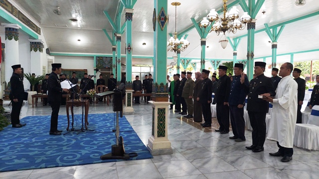 DILANTIK: Bupati Madiun Ajmad Dawami dan Wabup Hari Wuryanto melantik 18 pejabat eselon II, III dan IV, kemarin (21/3). (DIAN RAHAYU/JAWA POS RADAR CARUBAN)