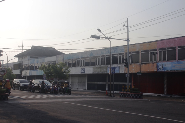 RAMPUNG TENDER: Proyek rehabilitasi bangunan bekas Plaza Ngawi menjadi mal pelayanan publik dimulai pekan ini. (ASEP SYAEFUL BACHRI/DOK. JAWA POS RADAR NGAWI)