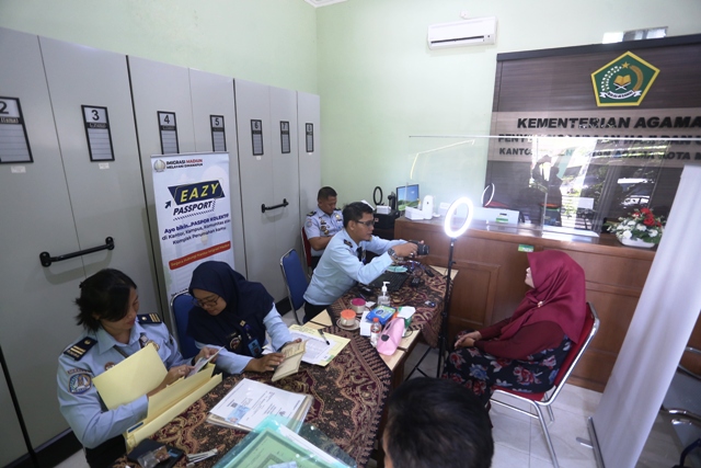 DOKUMEN: Beberapa CJH saat mengurus paspor di kantor Kemenag Kota Madiun kemarin. (BAGAS BIMANTARA/JAWA POS RADAR MADIUN)