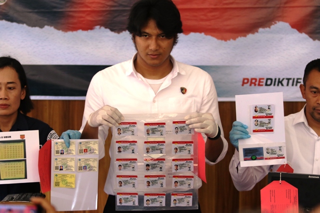 DIRINGKUS: Barang bukti yang diamankan petugas dari JR. (R. BAGUS RAHADI/JAWA POS RADAR MADIUN)