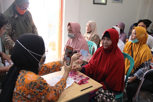 Ilustrasi Foto : BLT DBHCHT senilai Rp 3 miliar disiapkan untuk intervensi 2.300 warga prasejahtera ekstrem. (DOKUMEN/JAWA POS RADAR NGAWI)